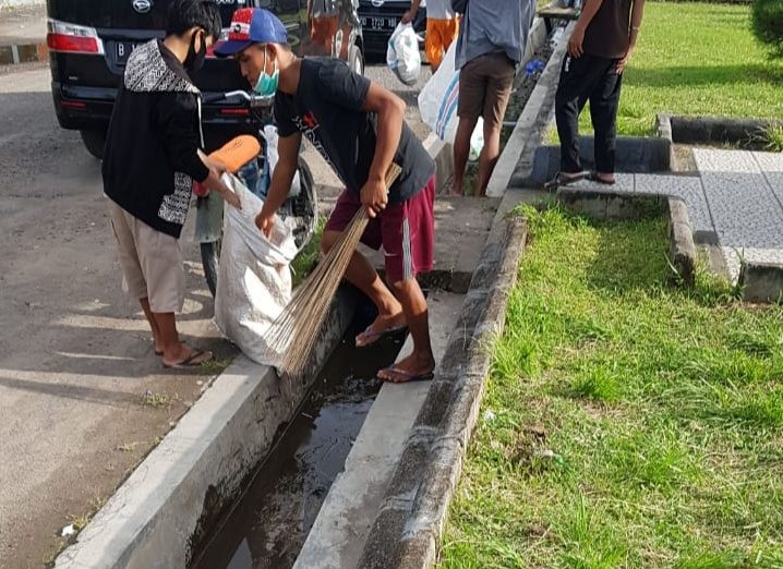 DLH Parepare Bersama Pemerintah Kecamatan Ujung Lakukan Pembersihan Taman Mattirotasi